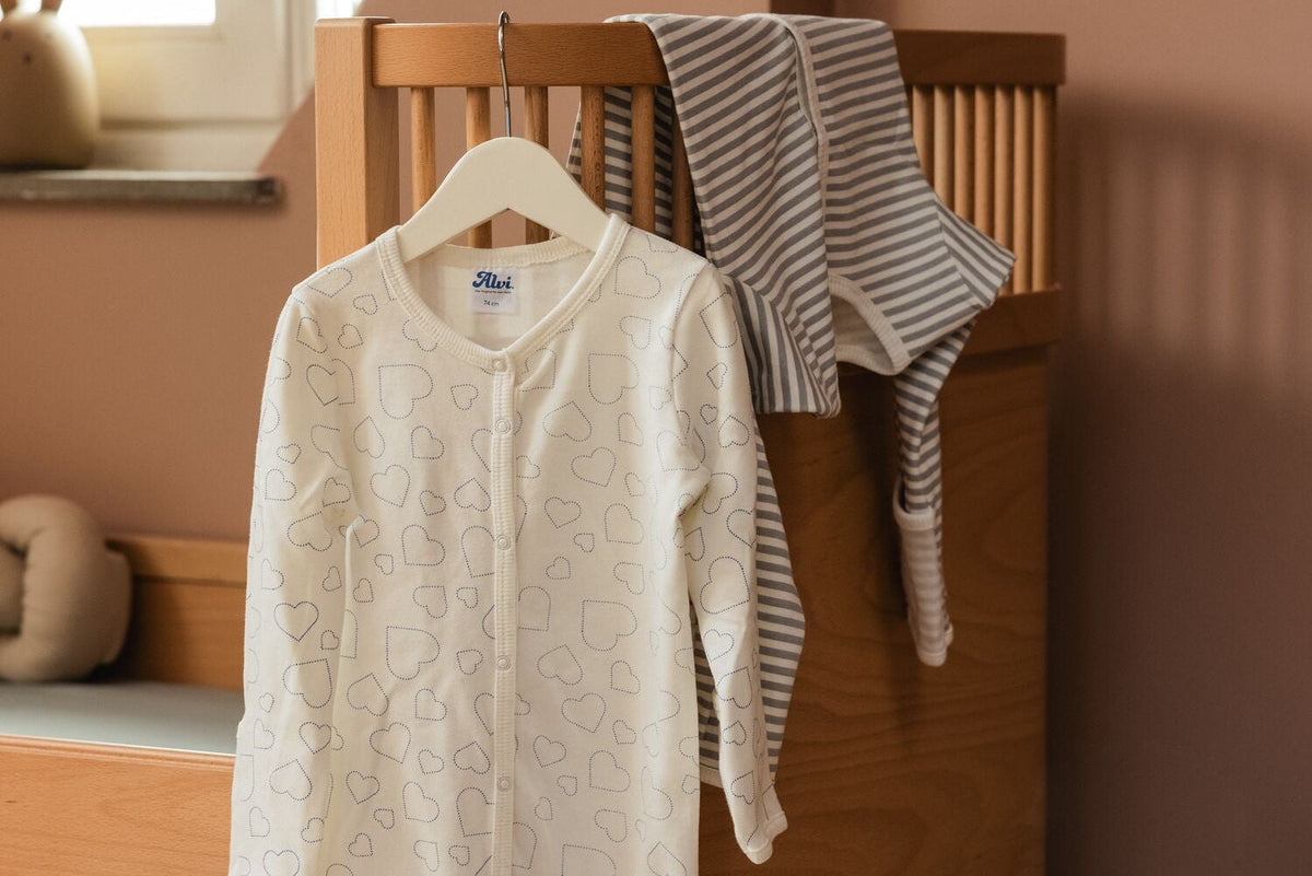 Der Unterschied zwischen einem Strampler und einem Schlafanzug